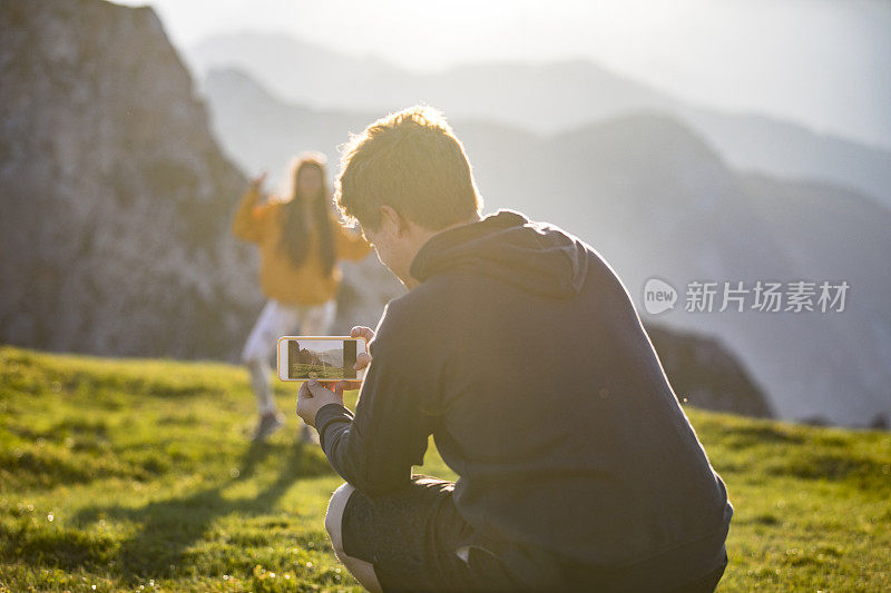 男友用手机拍女友在山里的照片