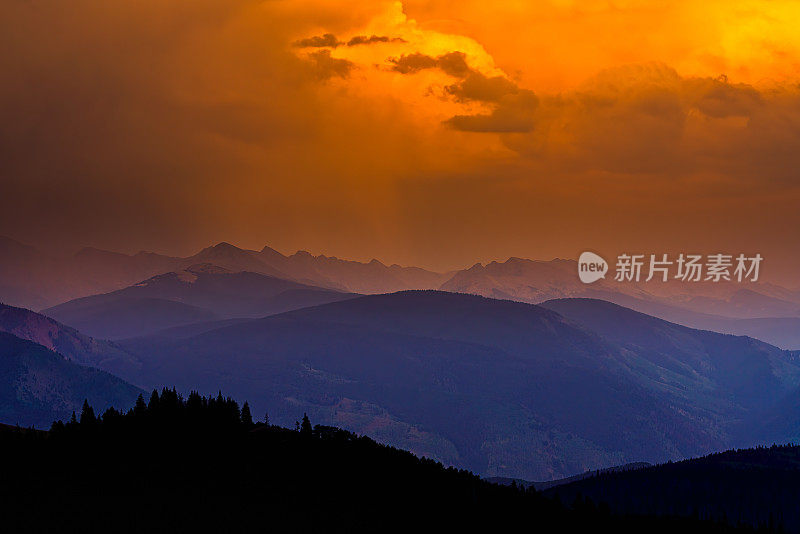 山日落与暴风雨的天空