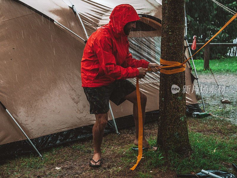 一名男子在露营时遭遇暴风雨