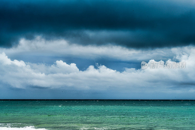 戏剧性的天空热带风暴海景全画面