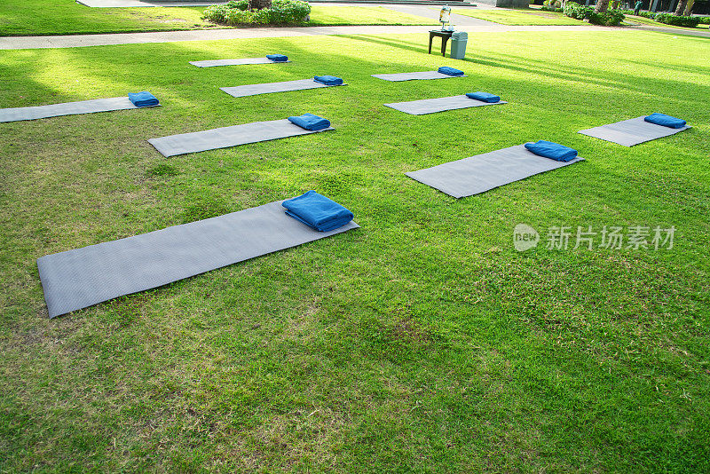 瑜伽垫和毛巾放在公园的绿草地上
