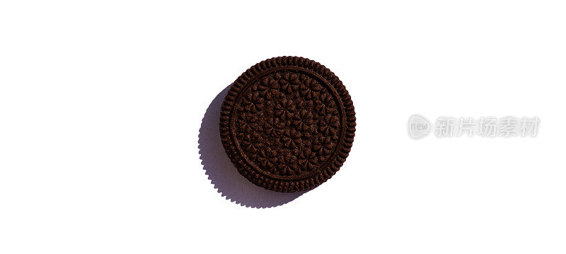 整个圆形黑巧克力隔离饼干。白色背景上的巧克力脆饼。