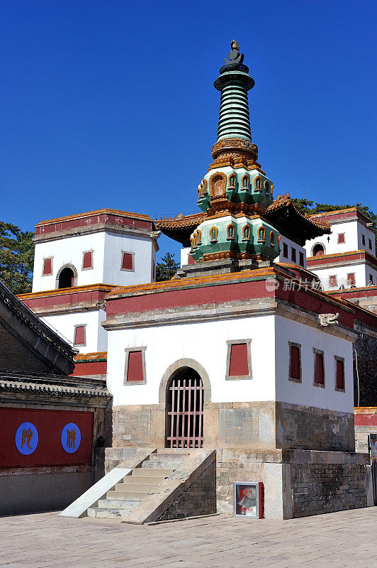 普宁寺的佛塔，俗称大佛寺，是中国河北承德的一座佛教寺院建筑群。