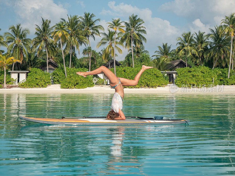 女子练习瑜伽姿势站立划桨
