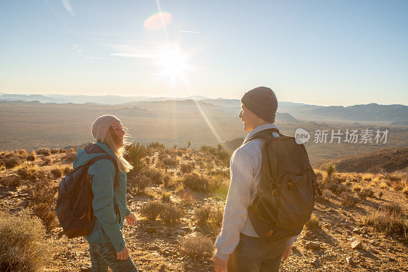 徒步旅行者在日出时到达山顶