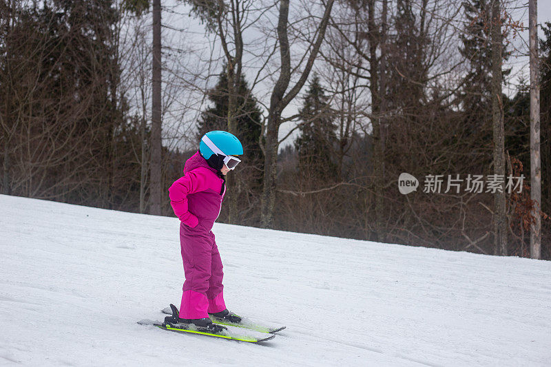 一个孩子在滑雪坡上滑雪。