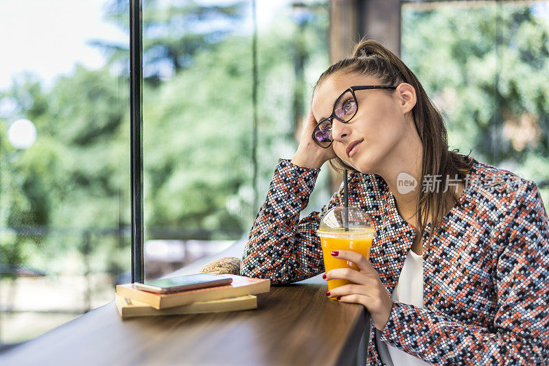 女学生在课间喝果汁