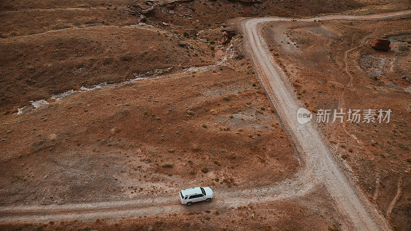 犹他州峡谷地附近科罗拉多高原上空的无人机