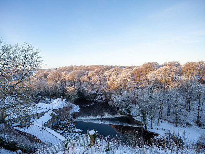 英国约克郡北部的Nidd河和铁路高架桥上的冬季雪景