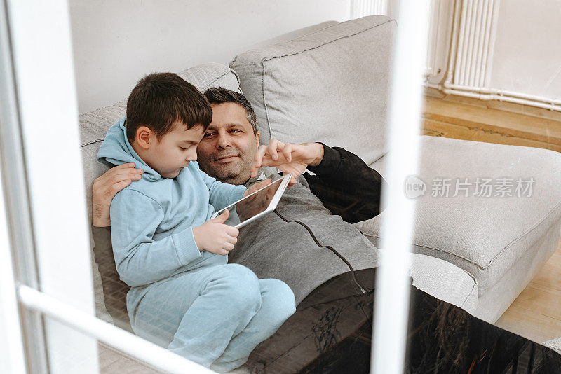 父亲和儿子使用数字平板电脑sof