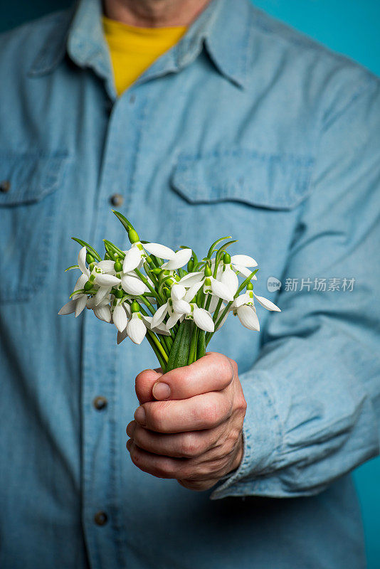 男子赠送雪花莲花束