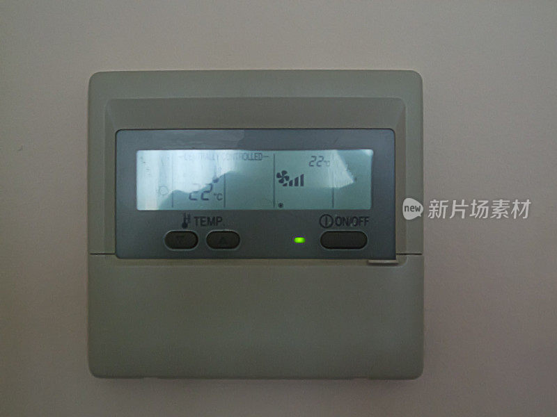 墙上的设备用于控制室内温度。