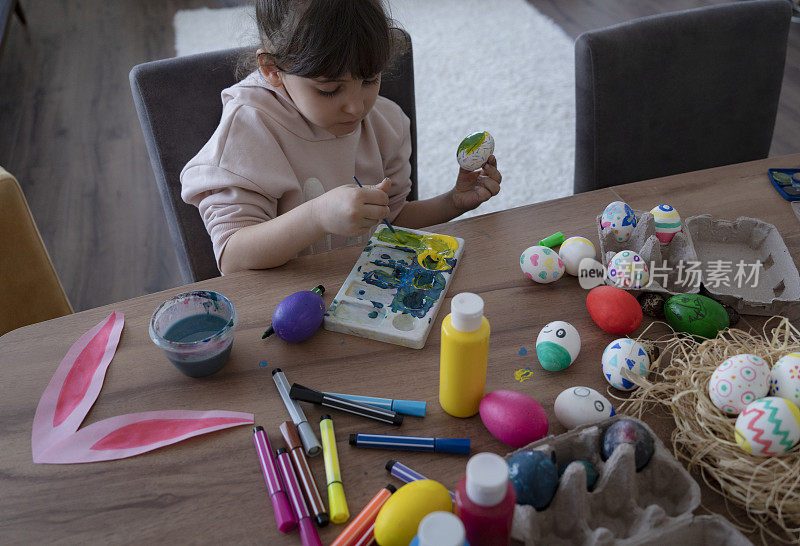 小女孩在画复活节彩蛋
