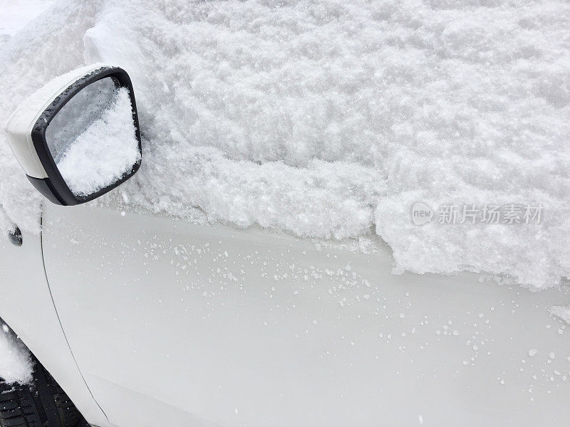 雪覆盖了一辆汽车