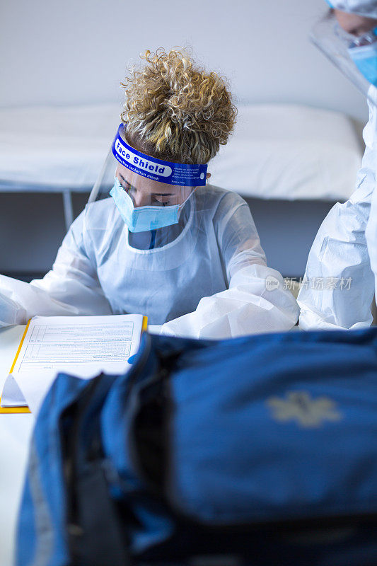 戴蓝手套的医护人员在疫苗接种中心进行冠状病毒免疫接种
