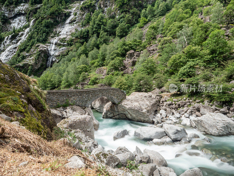 河流和郁郁葱葱的绿色森林，马贾山谷，提契诺