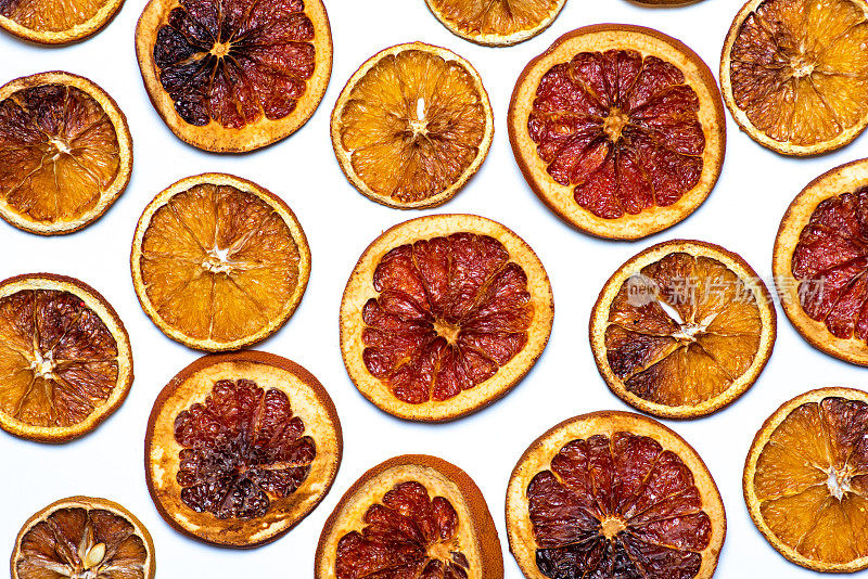 干切片橙子和葡萄柚背景图案孤立在白色
