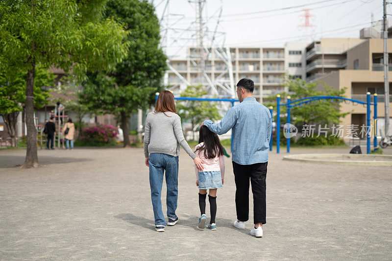 在住宅区的家庭散步