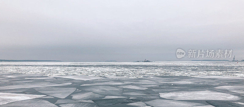 春天的海景，海上浮冰。在戈列索特线上有一个小岛。