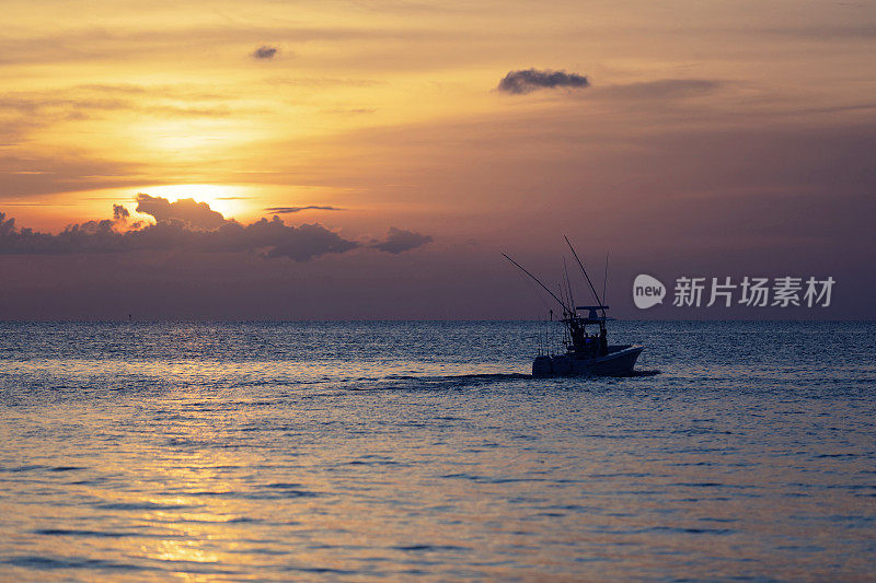佛罗里达群岛日落时分出海的小渔船