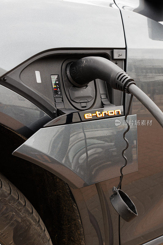 电动汽车奥迪E-tron在充电站。