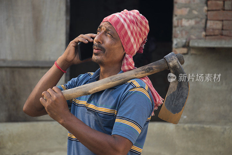 印度农民在用智能手机聊天