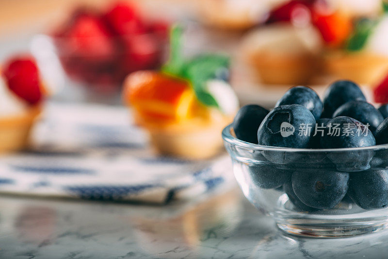 玻璃碗里的新鲜蓝莓