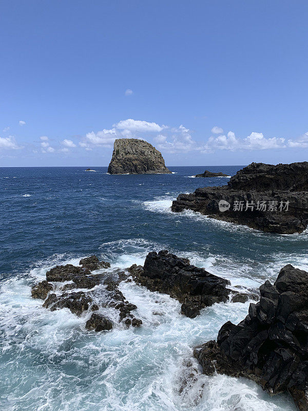 海浪冲击着马德拉岛海岸的波尔图达克鲁斯海滩