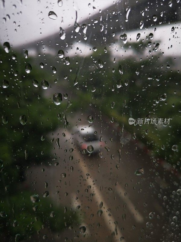 雨点在窗户与道路背景