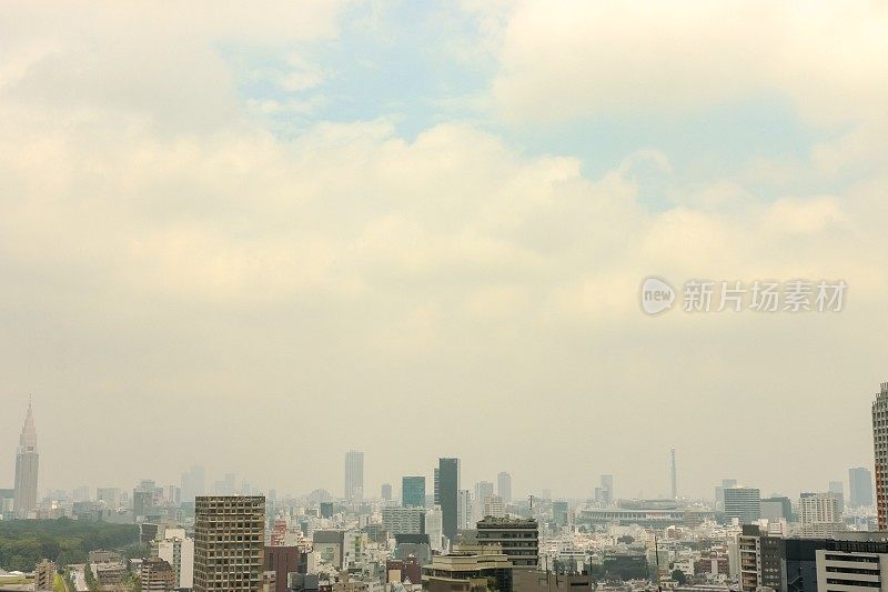 东京城市天际线与云彩