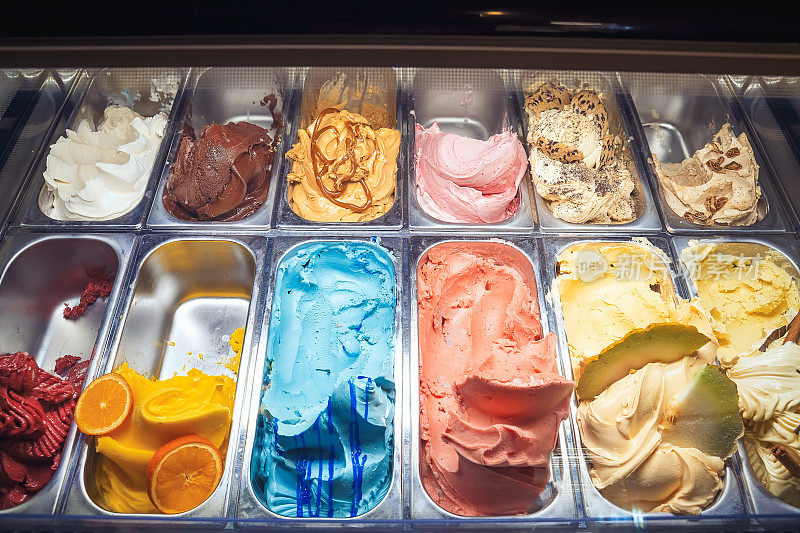 陈列着五颜六色的冰淇淋