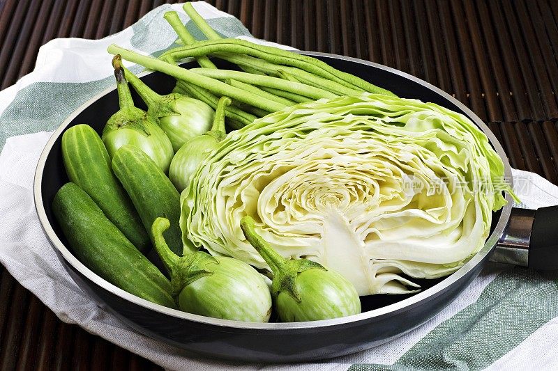 新鲜蔬菜放在锅里。