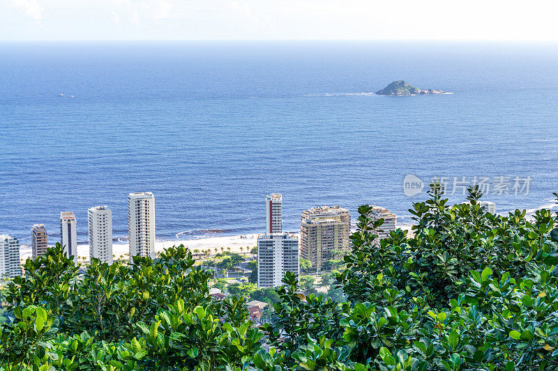 从空中俯瞰里约热内卢的海岸线