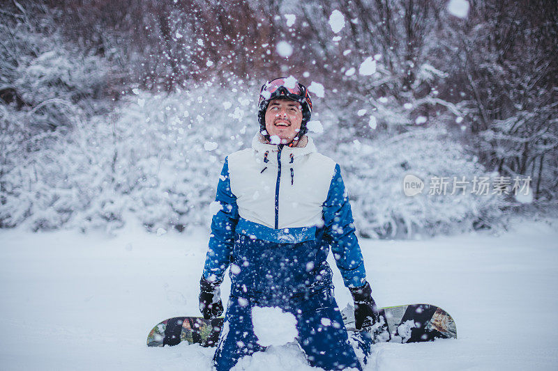 男子在滑雪时摔倒