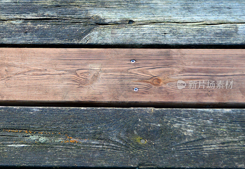 用受保护的新木板替换旧的露台木板