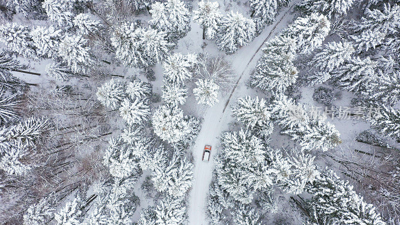 汽车行驶在冬天的乡村道路上