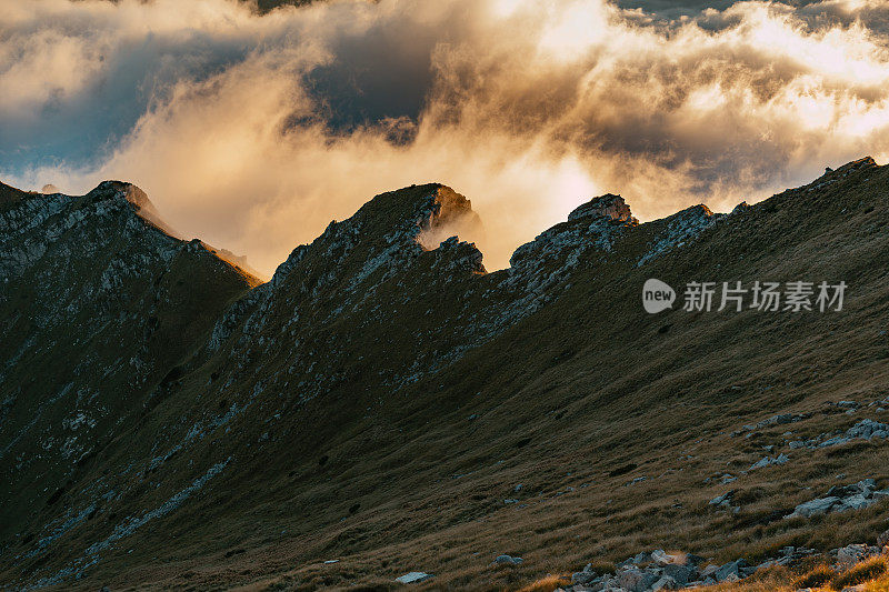 塔特拉山脉和日落的秋景。云朵飘浮于山峰之上