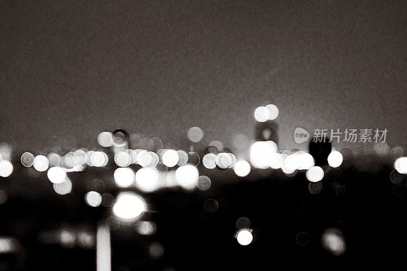 模糊的城市灯光，在夜晚散景效果在黑白城市照片