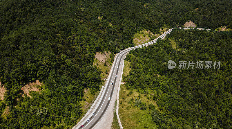 山路在山中。鸟瞰图