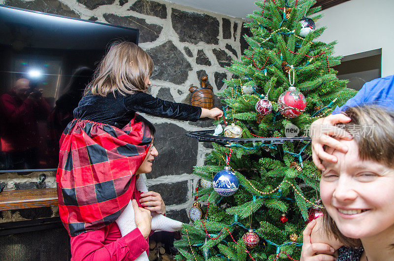 混血儿家庭装饰圣诞树