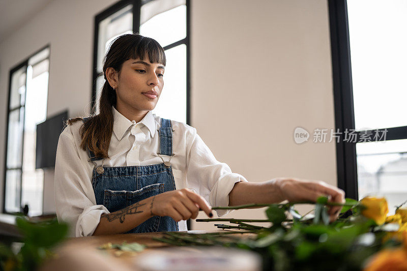 年轻女子在家中插花