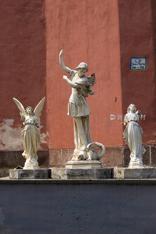 墨西哥城，圣母玛利亚圣殿的天使雕像