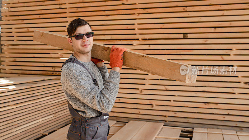 木制仓库里一位年轻木匠的肖像