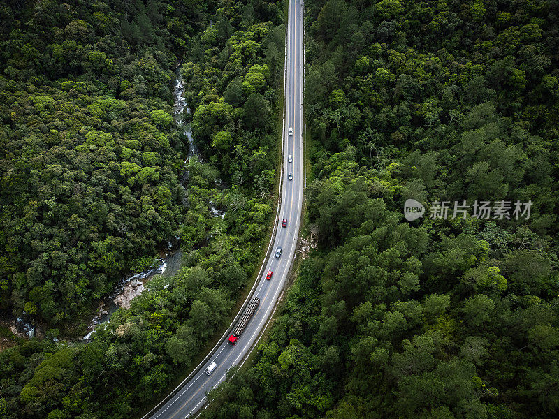 高速公路转弯的汽车