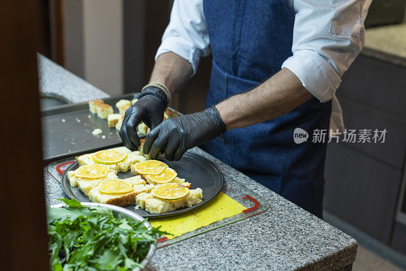 拉丁职业厨师被雇佣在他的客人的家里准备美味的菜肴在疫情期间