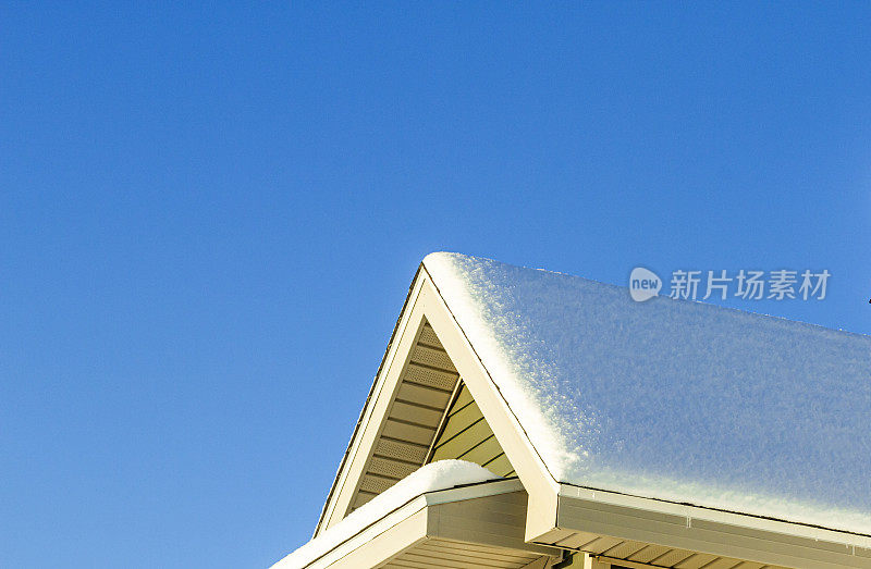 屋顶上新下的雪