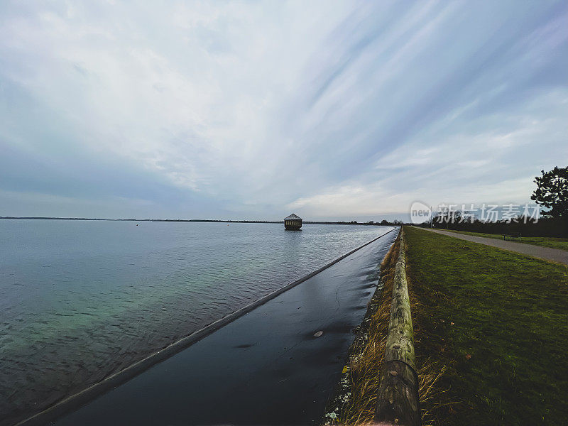 在雨天，德国林根市有一个名为“Speicherbecken”的湖。