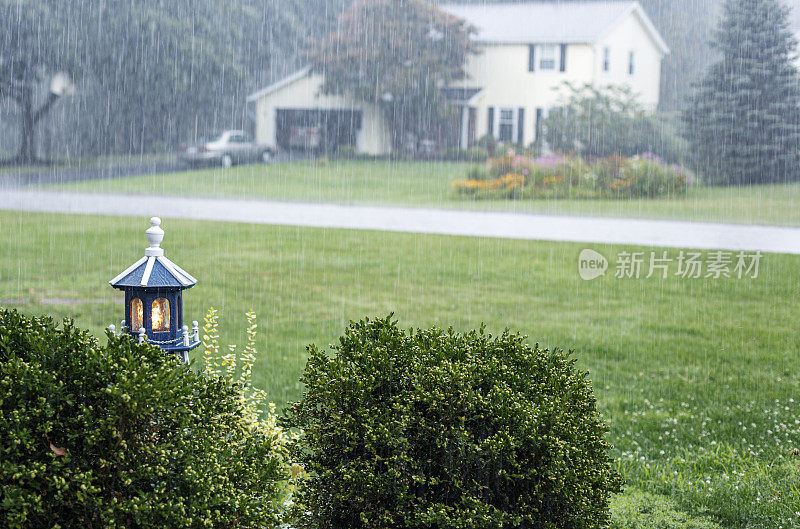 在倾盆大雨中照明模型灯塔