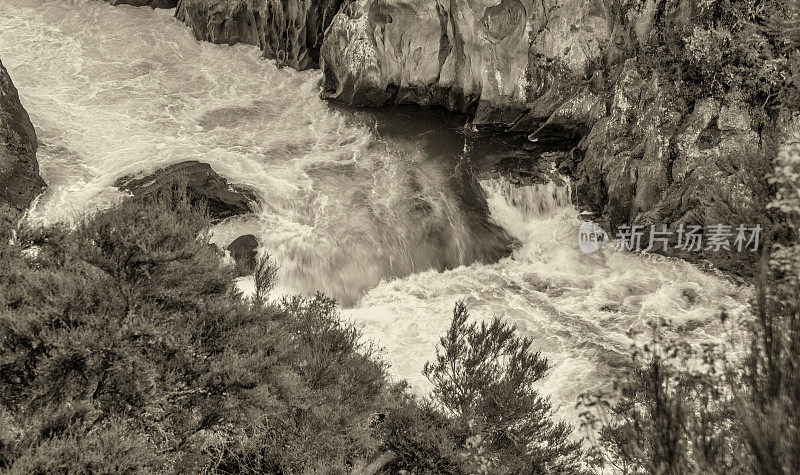 在新西兰陶波市的胡卡瀑布，湍急的水流