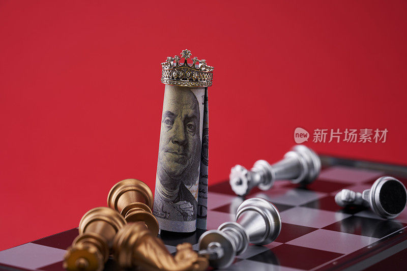 棋盘上有王冠的美元货币